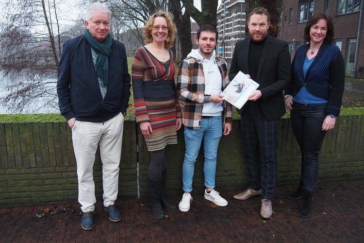 Wimjan van der Heijden, Giny Hoogeslag, Ramon Witteveen, gedeputeerde Roy de Witte, Mireille Groot Koerkamp. De gedeputeerde neemt uit handen van Ramon Witteveen het 1e exemplaar van de Toekomstvisie Salland in ontvangst