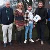 Wimjan van der Heijden, Giny Hoogeslag, Ramon Witteveen, gedeputeerde Roy de Witte, Mireille Groot Koerkamp. De gedeputeerde neemt uit handen van Ramon Witteveen het 1e exemplaar van de Toekomstvisie Salland in ontvangst