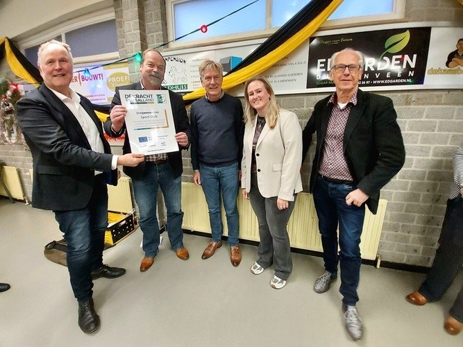 Op de foto, van links naar rechts: wethouder Marcel Elferink, wethouder Hans Olthof (voorzitter LAG), Wilfred Legebeke en Celine Gerritsen (bestuur DSC) en wethouder Ben Nijboer.