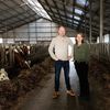 Erfcoaches Niek Oude Scholten en Yvonne in ’t Veld, staand in een koeienstal