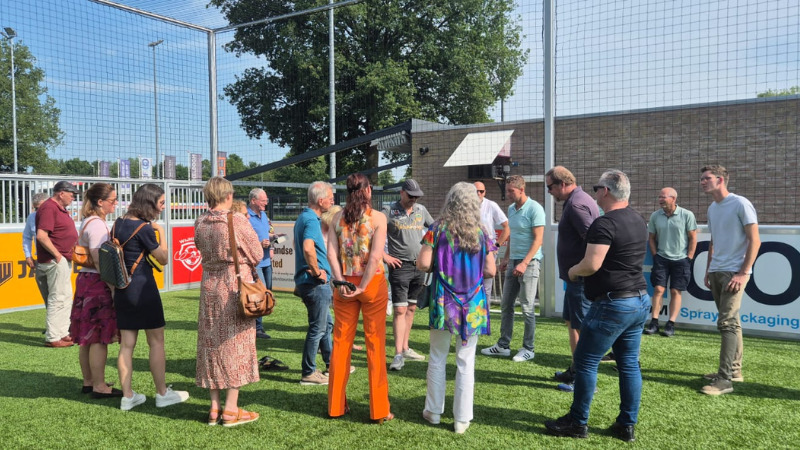 De raadsleden op het recent opgeleverde pannaveld bij het sportpark en openluchtbad bij sportcomplex sv Wijhe’92.