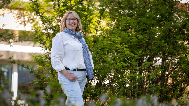 Foto Birgitte Keijzer staand buiten in het groen