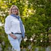 Foto Birgitte Keijzer staand buiten in het groen
